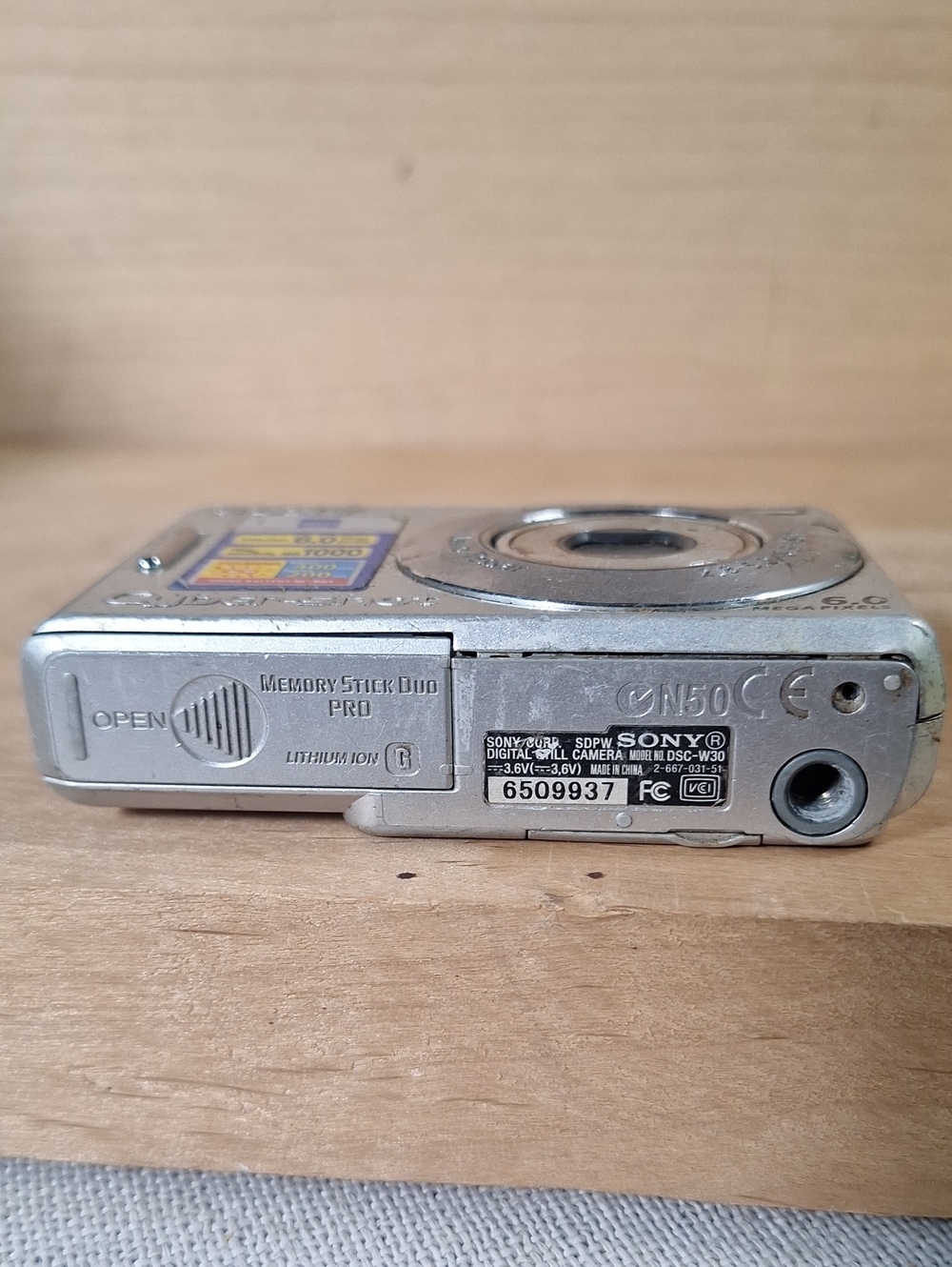 Sony Cyber-shot DSC-W30 digital camera 6.0-megapixel Sensor Selling For Parts - Picture 4 of 6